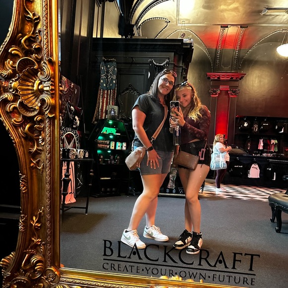 Meet your Posher, Alyssa - Picture 2 of 6